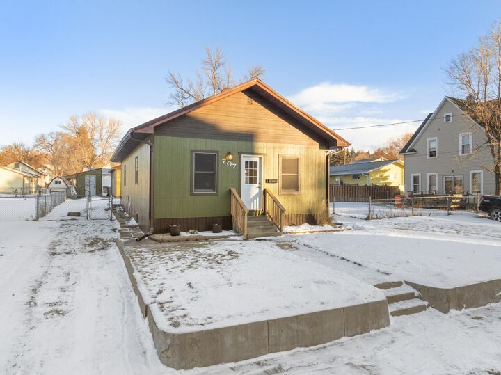 Property Photo:  707 8th Ave NE  ND 58703 