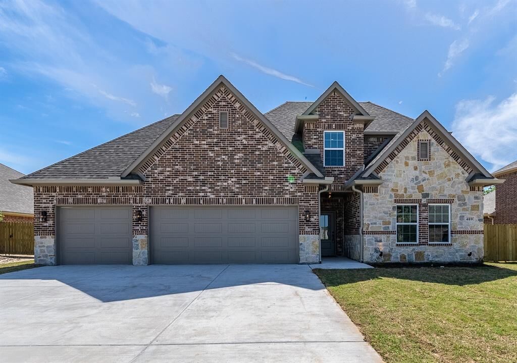 Property Photo: 409 Ellis Place Drive TX 75402