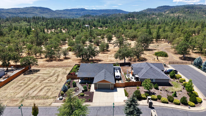 Property Photo:  202 White Oak Way  OR 97539 