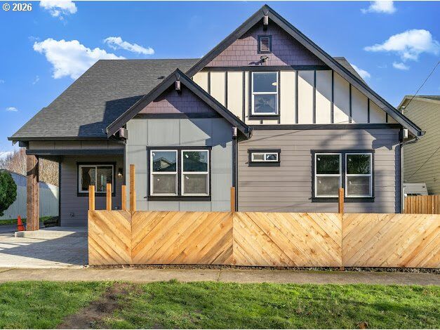 Property Photo:  550 SE 8th Ave  OR 97123 