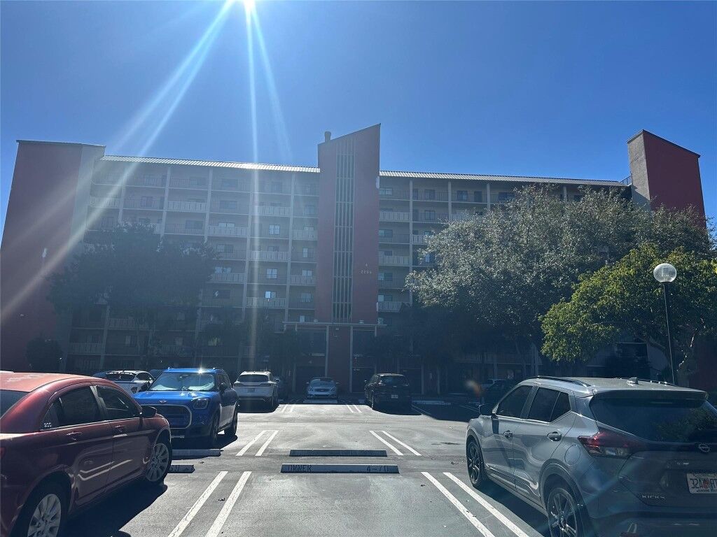 Property Photo:  2206 S Cypress Bend Drive 305  FL 33069 