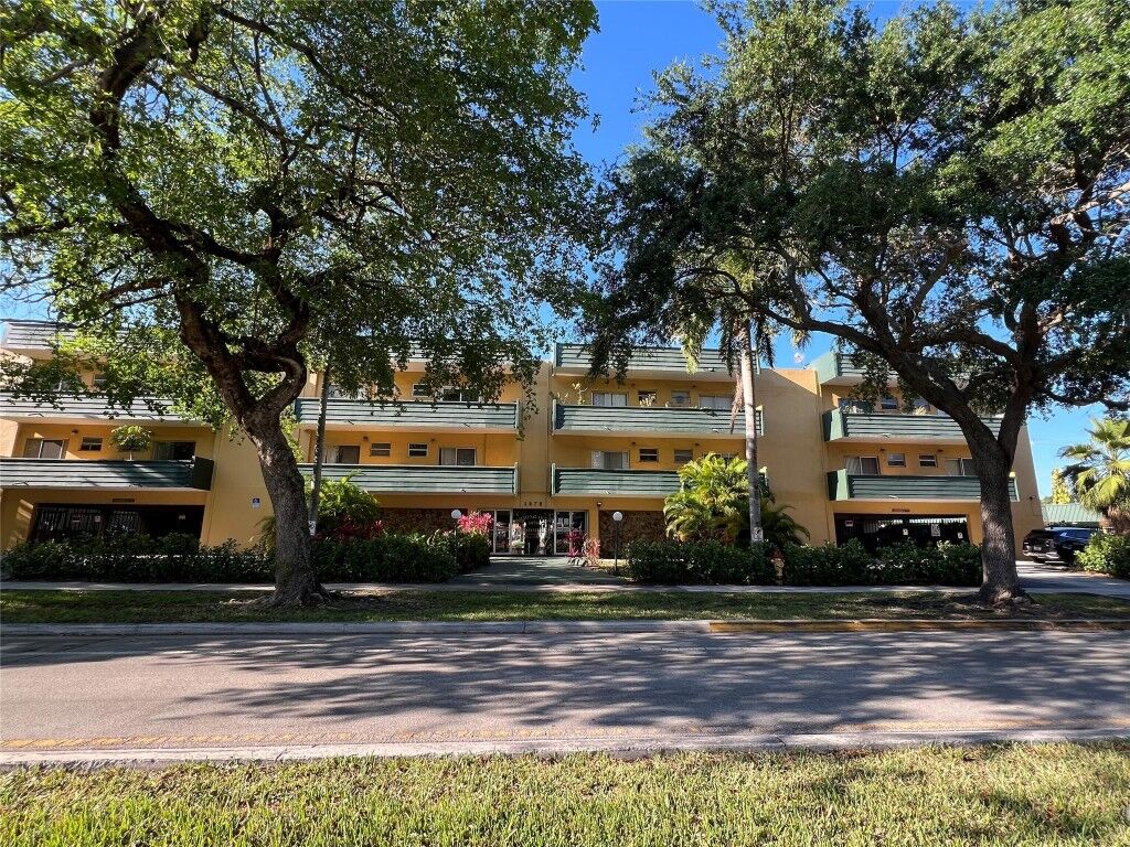 Property Photo:  1975 NE 135th Street 3R  FL 33181 