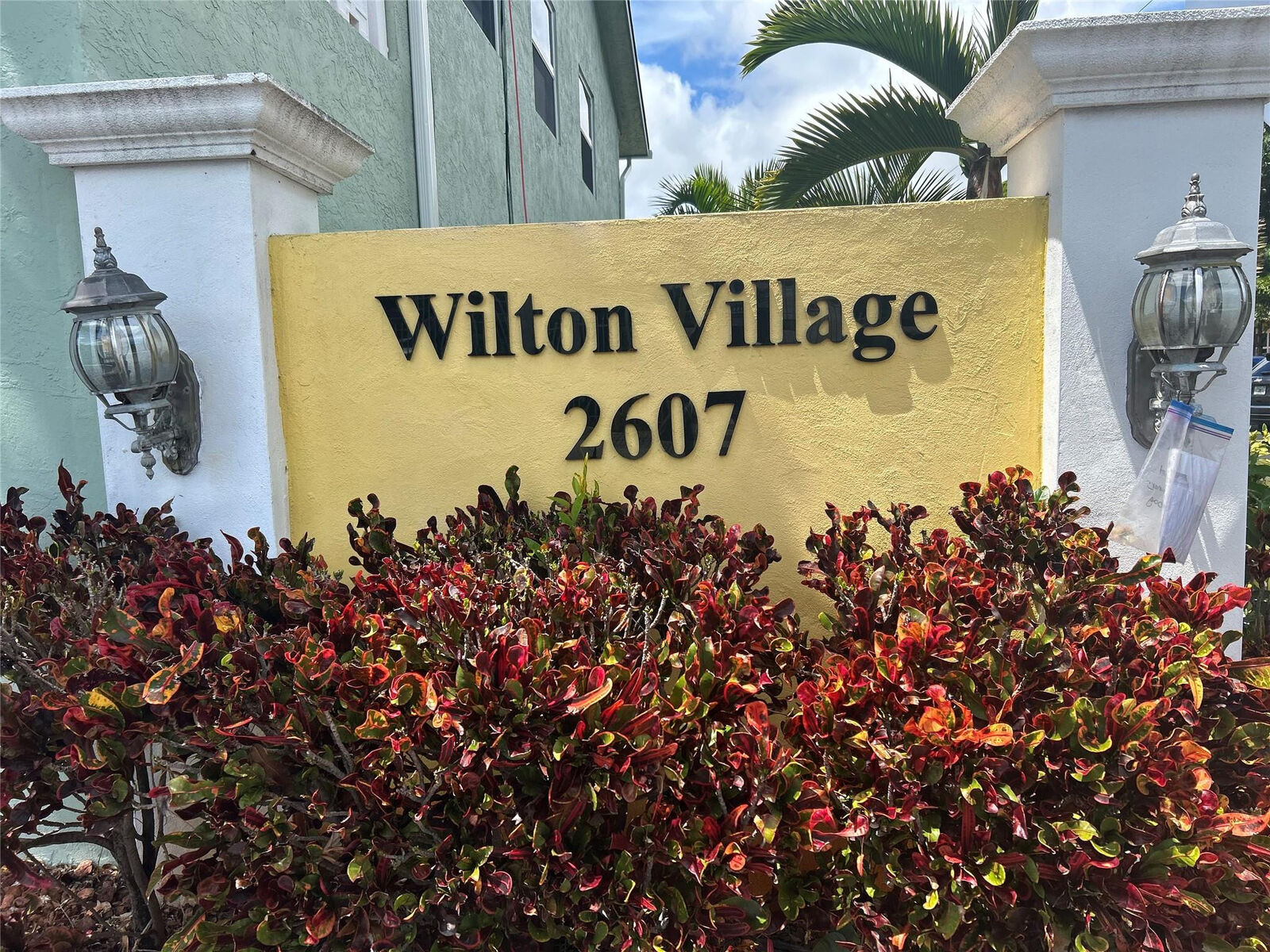 Property Photo:  2607 NE 8th Avenue 28  FL 33334 