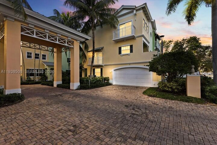 Property Photo: 630 SE 15th St 3 FL 33316