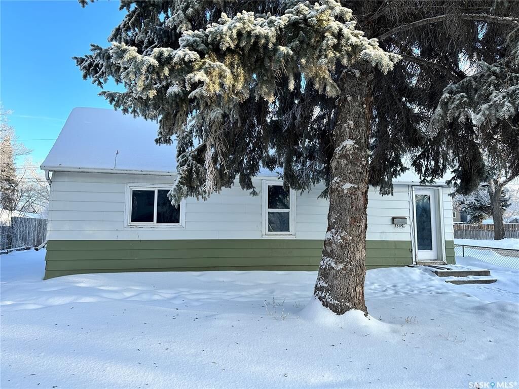 Property Photo: 1502 F Avenue N SK S7L 1X9