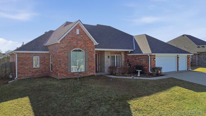 Property Photo:  420 N Park Hill Loop  OK 74006 