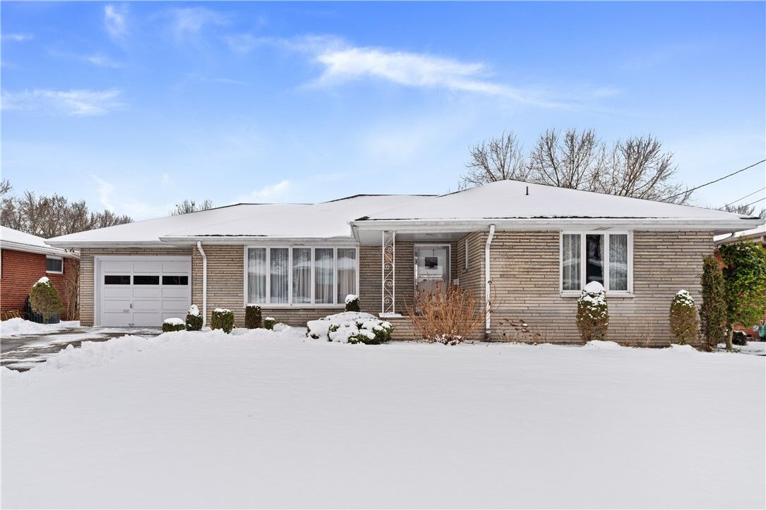 Property Photo:  1004 Royal Ct  PA 15024 