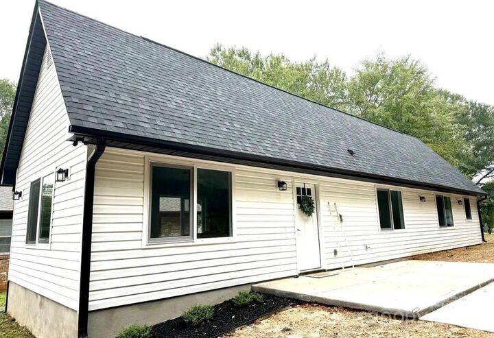 Property Photo:  501 E Robinson Street  NC 28034 