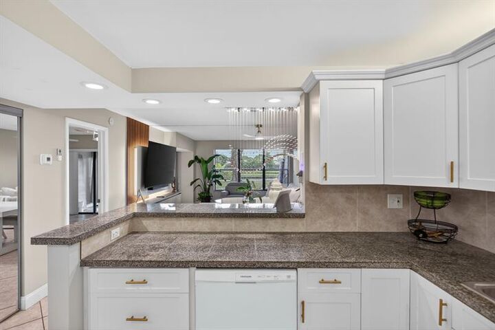 Property Photo:  2314 S Cypress Bend Dr 114  FL 33069 