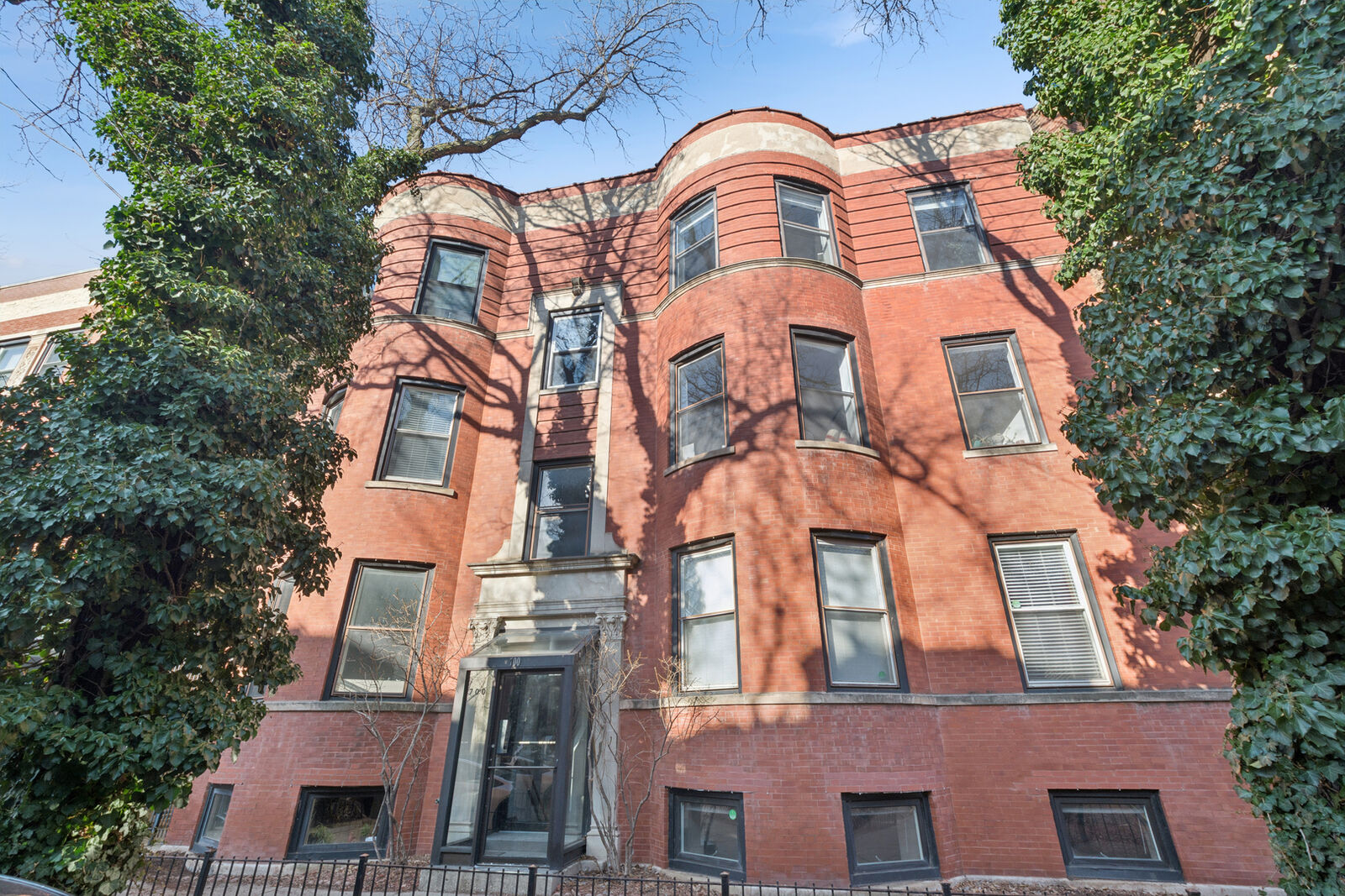 Property Photo:  700 W Cornelia Avenue 1E  IL 60657 