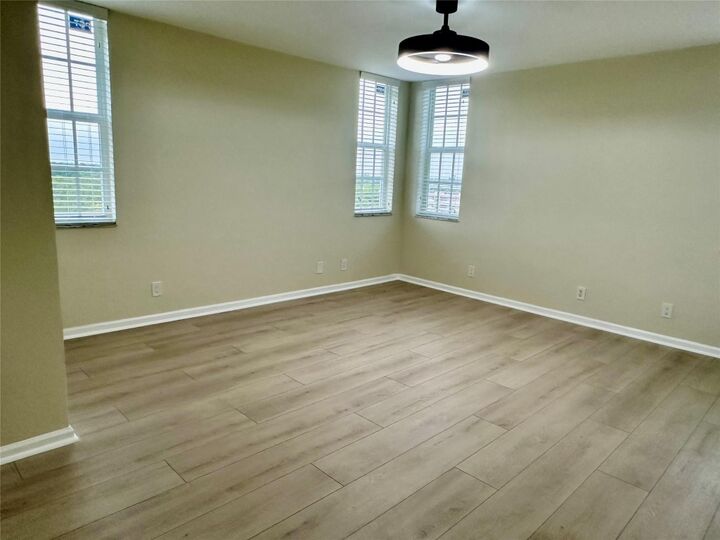 Property Photo:  3510 Oaks Way 801  FL 33069 