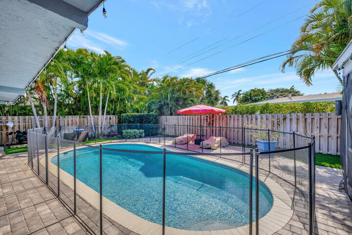 Property Photo:  1163 NE 3rd Avenue  FL 33432 