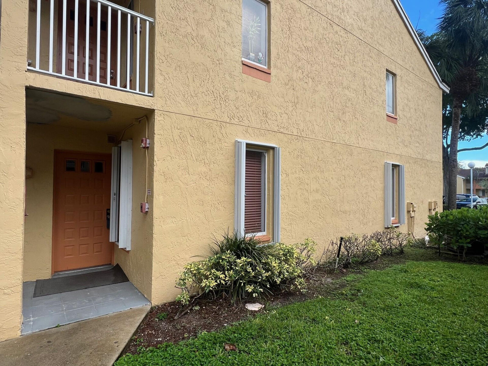 Property Photo:  1122 Coral Club Drive 1122  FL 33071 