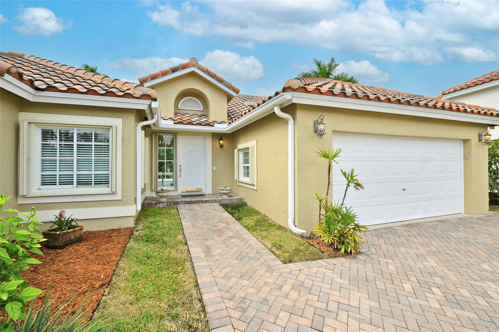 Property Photo: 1215 Balboa Court FL 33326