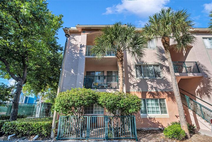 Property Photo:  2015 SE 10th Avenue 101  FL 33316 