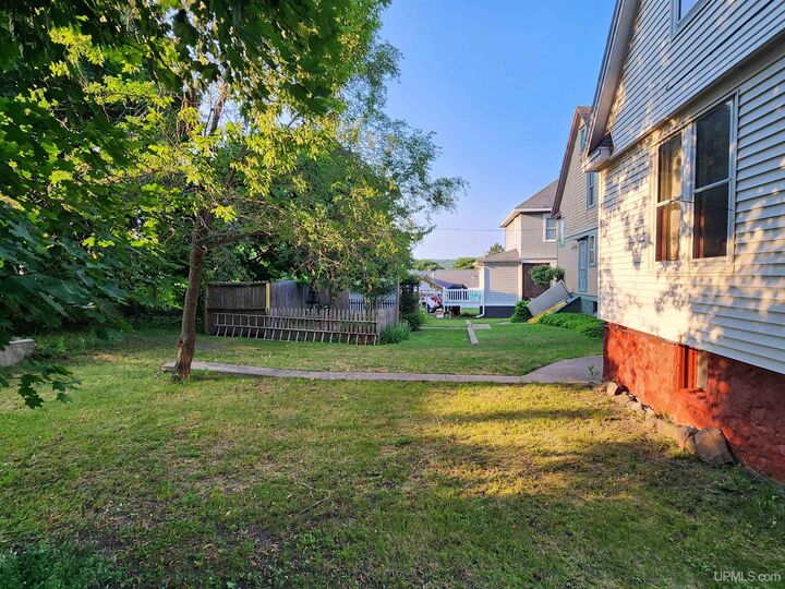Property Photo:  1115 Summit Street  MI 49930 