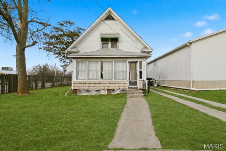 Property Photo:  712 W Main Street  IL 62626 