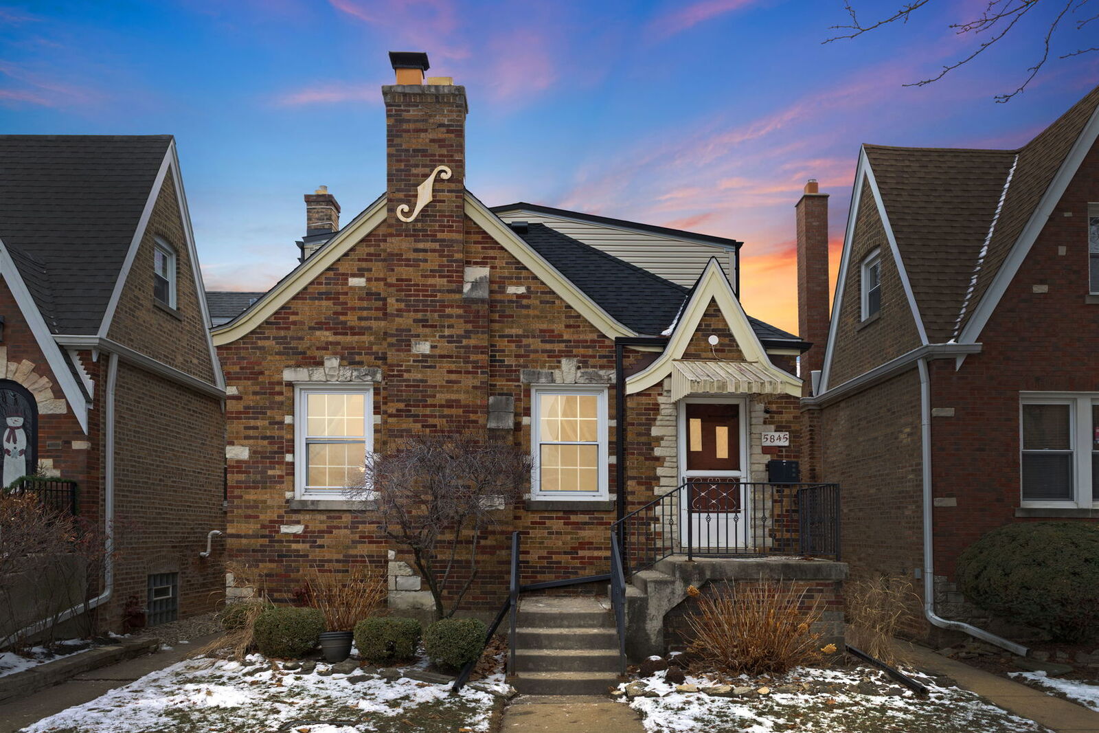 Property Photo:  5845 W Ainslie Street  IL 60630 