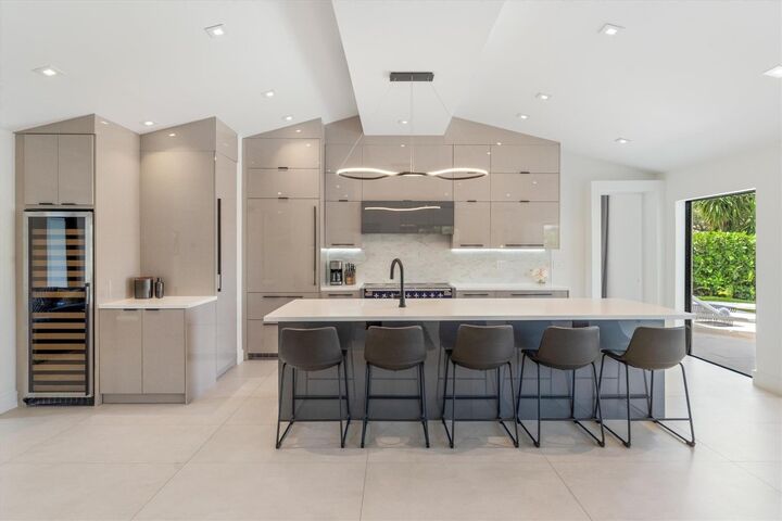 Property Photo:  2500 NE 17th Terrace  FL 33305 