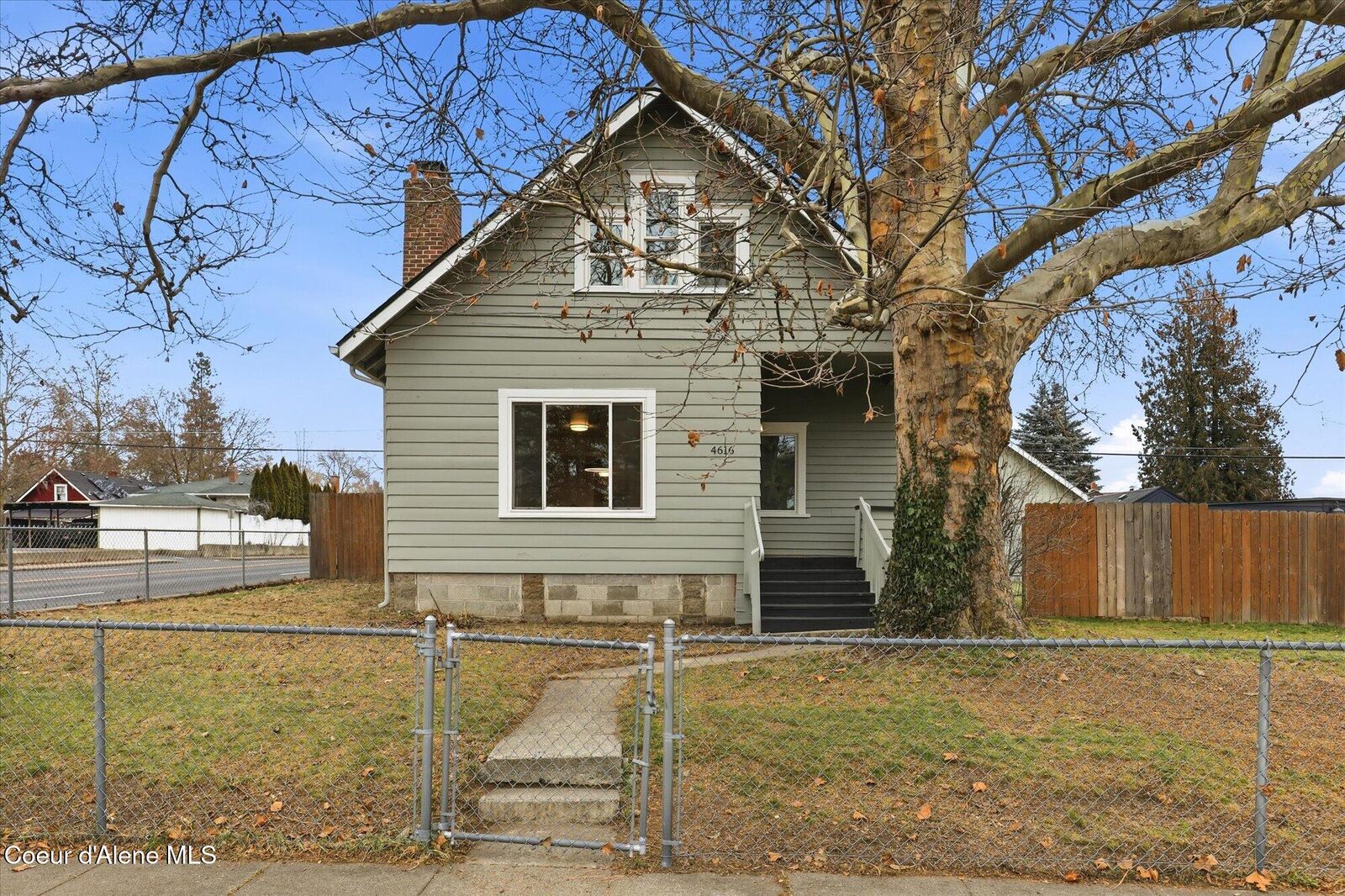 Property Photo:  4616 N Hawthorne St  WA 99205 