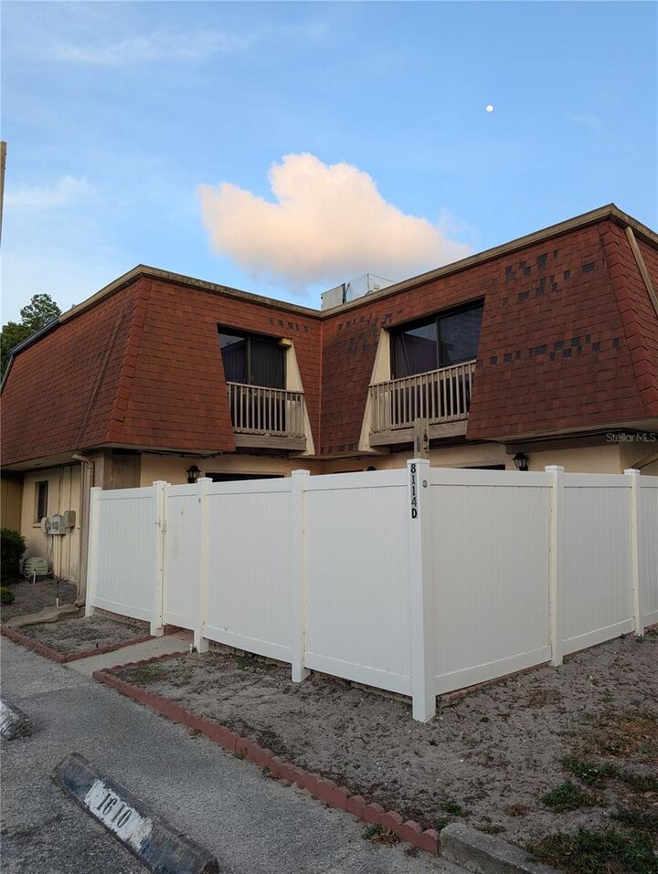 Property Photo:  8114 N Oak Trace Way N D  FL 33634 