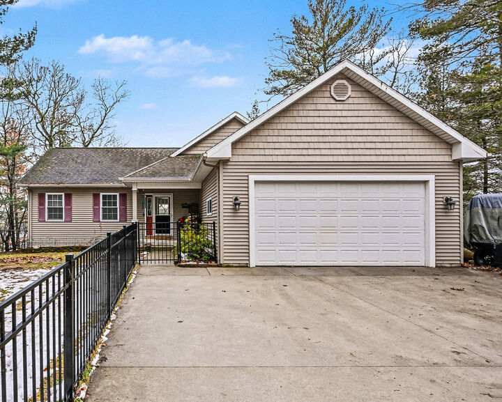 Property Photo:  1828 W Arrowhead Trail  MI 49010 