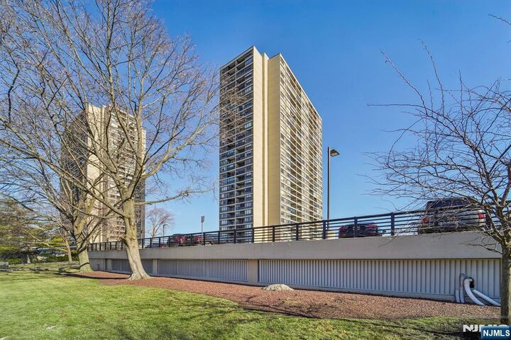 Property Photo:  5 Horizon Road 2504  NJ 07024 