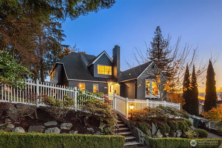 Property Photo:  4525 NE 41st Street  WA 98105 