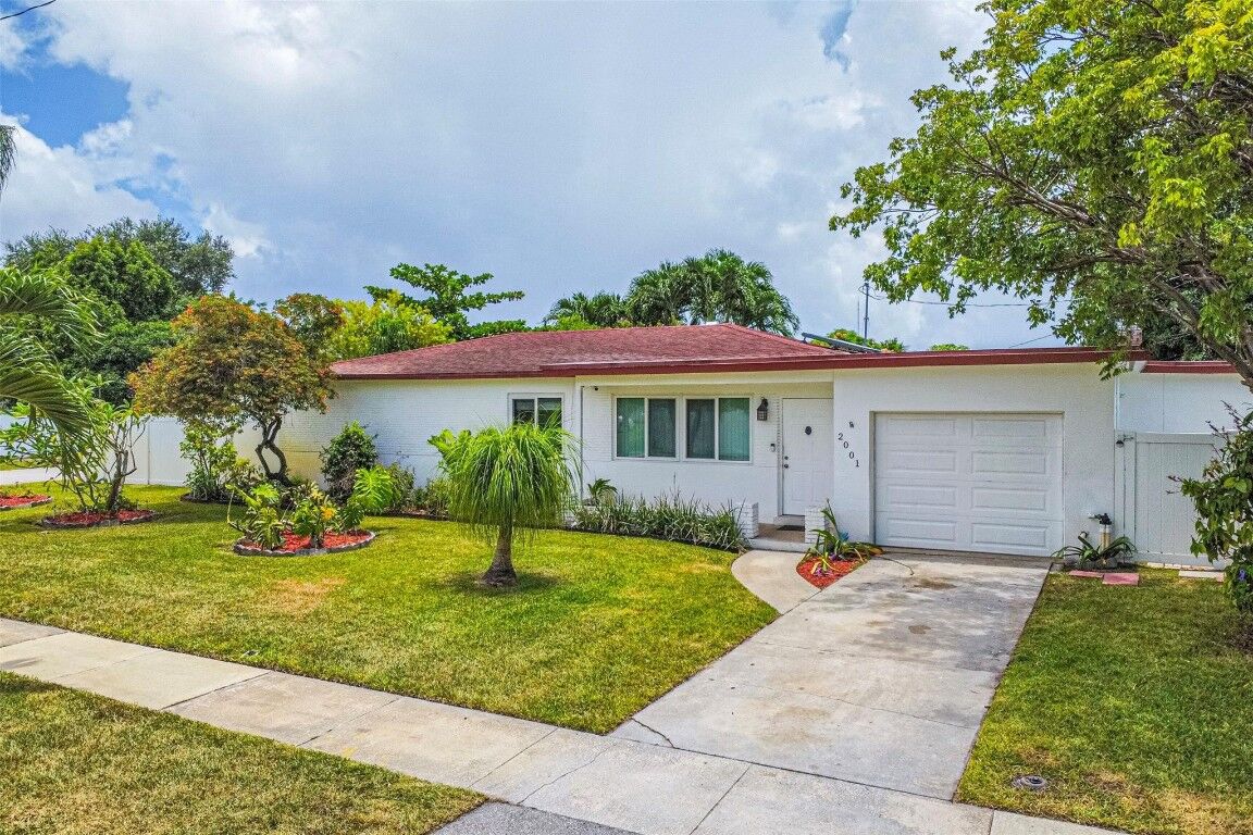 Property Photo:  2001 SW 67th Lane  FL 33023 