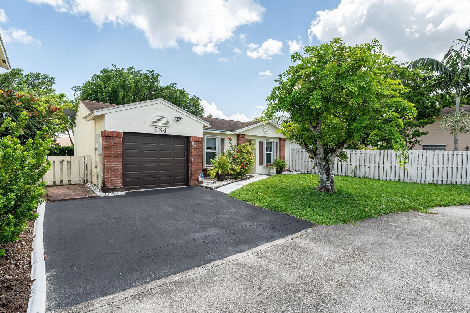 Property Photo: 934 Cumberland Terrace FL 33325