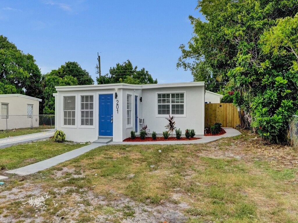 Property Photo:  201 Tulip Tree Drive  FL 33462 