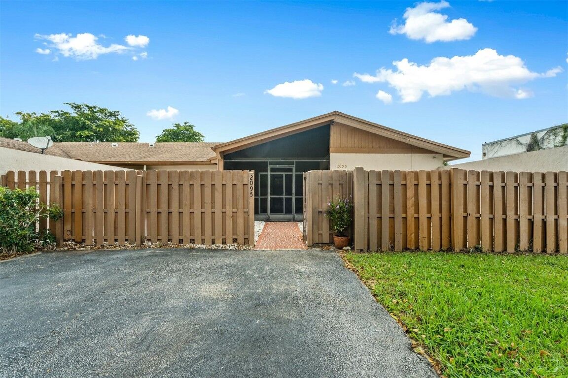 Property Photo:  2095 SW 24th Circle  FL 33426 