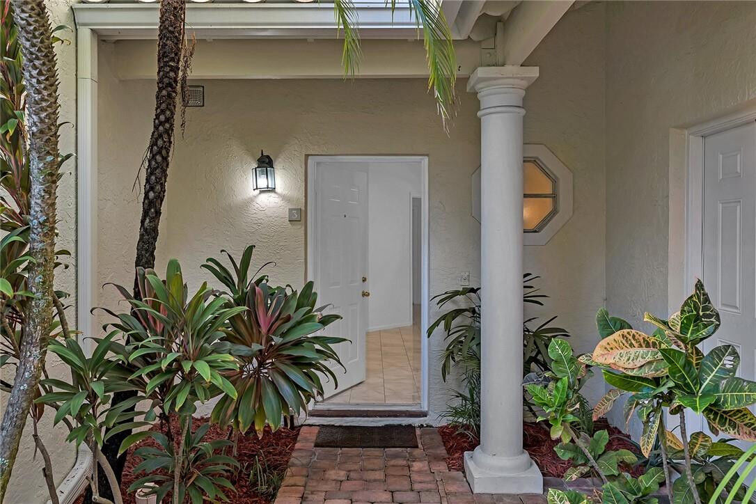 Property Photo:  700 NE 7th Avenue 3  FL 33304 