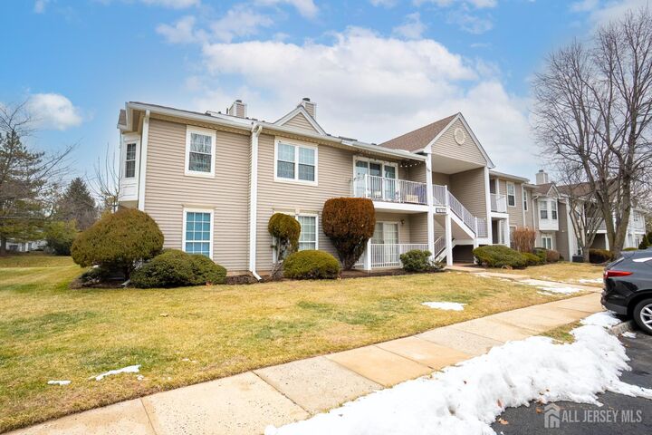 Property Photo:  22 Amberly Court  NJ 08823 