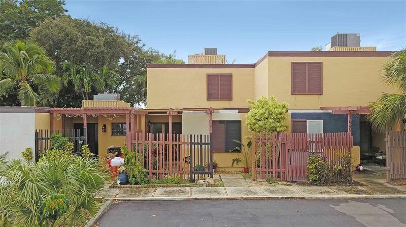 Property Photo:  1640 W Golfview Dr  FL 33026 