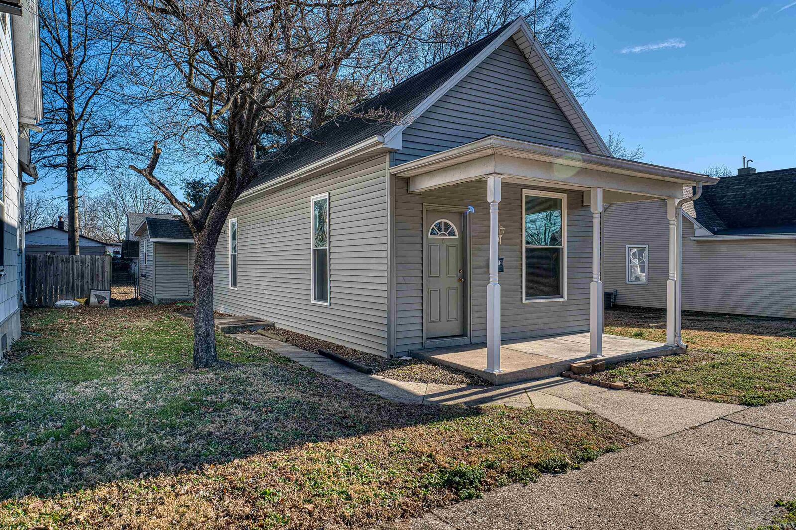 Property Photo:  910 N Mulberry Street  IN 47620 