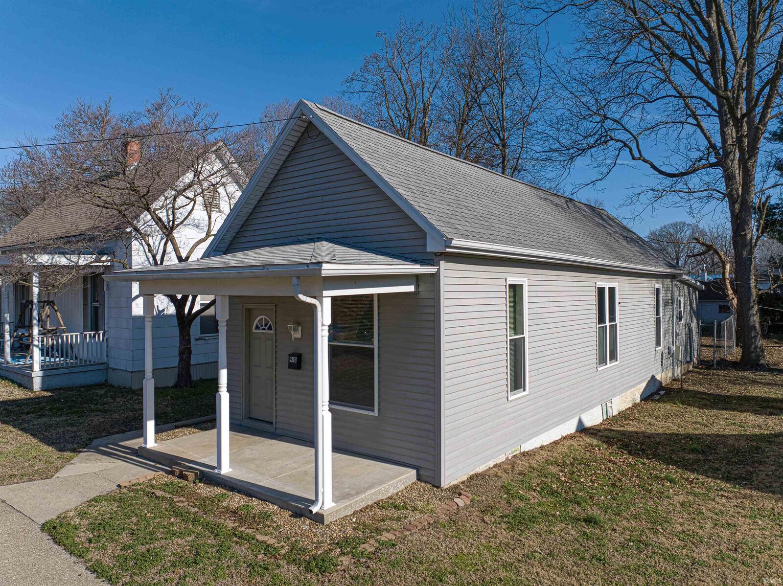 Property Photo:  910 N Mulberry Street  IN 47620 