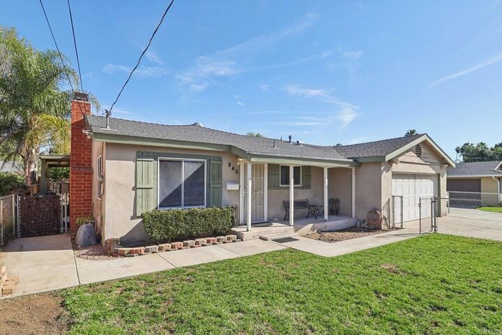 Property Photo:  940 Daisy Street  CA 92027 
