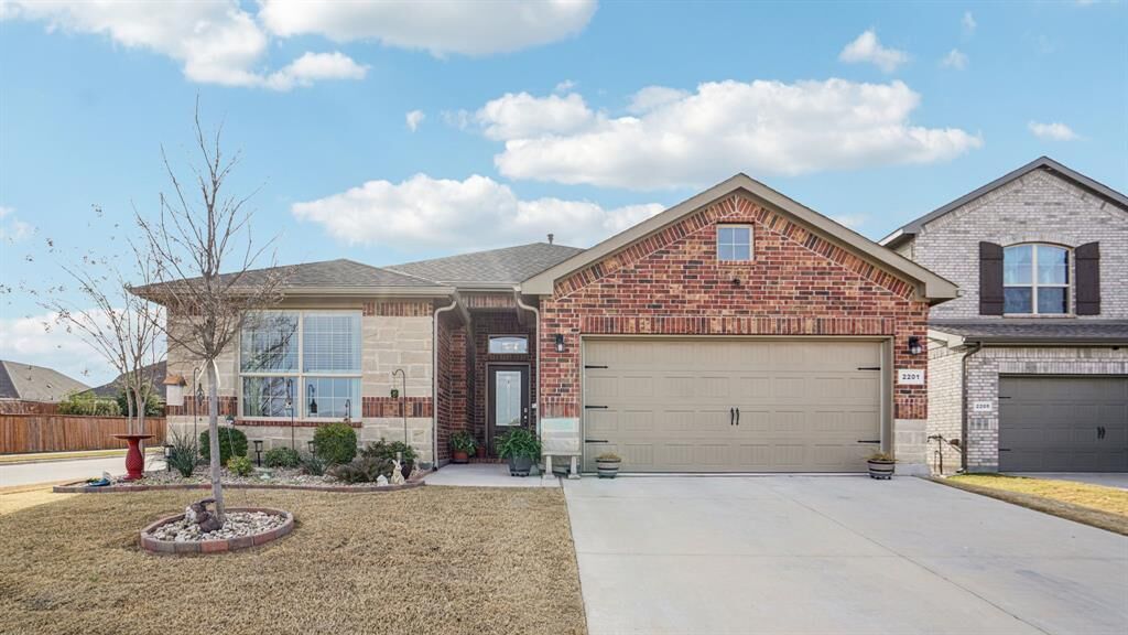 Property Photo: 2201 Gill Star Drive TX 76052