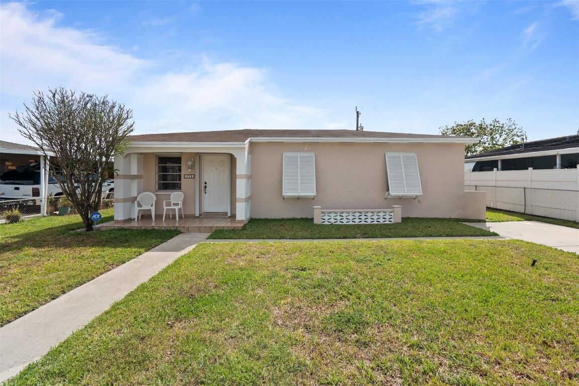 Property Photo:  775 E 8th Court  FL 33010 