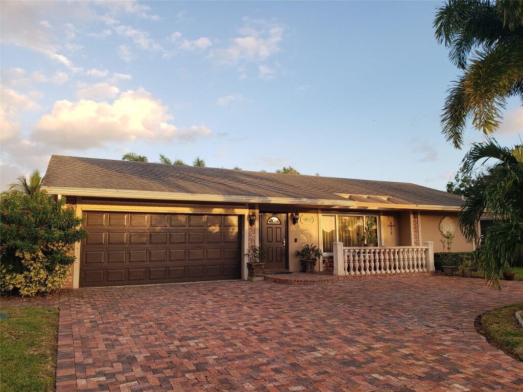 Property Photo:  1402 SW 25th Avenue  FL 33442 