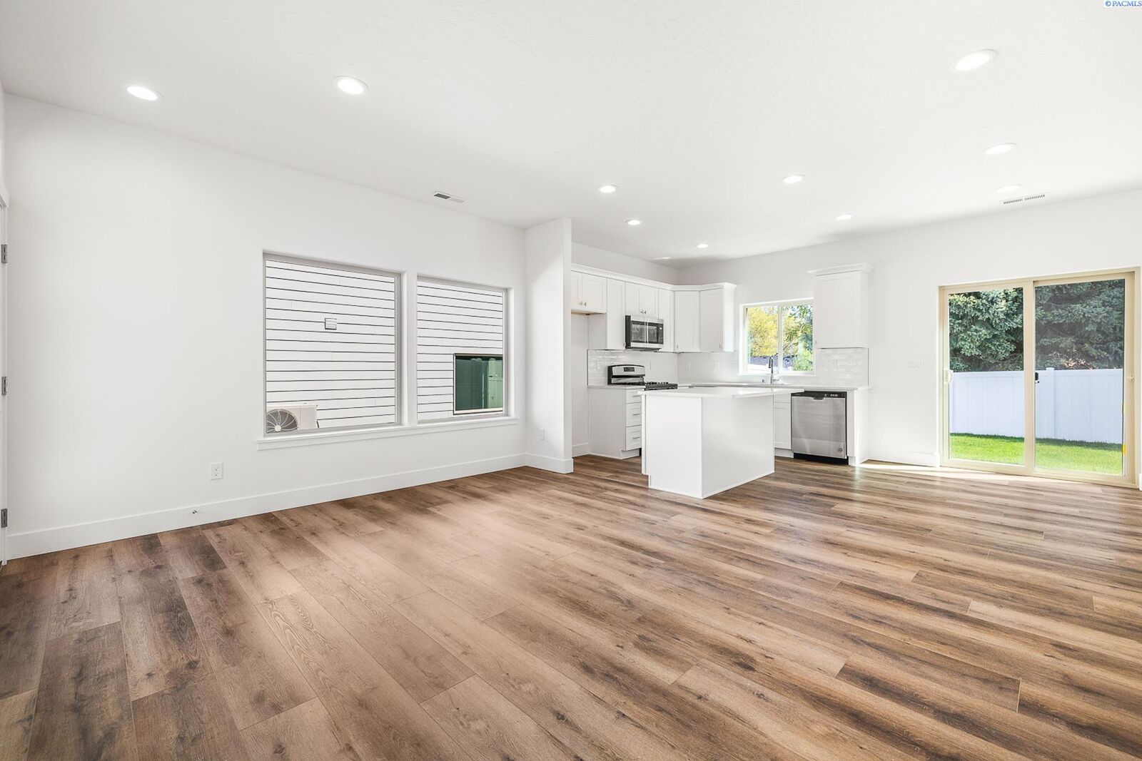 Property Photo:  1141 S Underwood Pl  WA 99337 