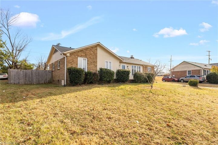 Property Photo:  1402 Wayside Drive  NC 27405 