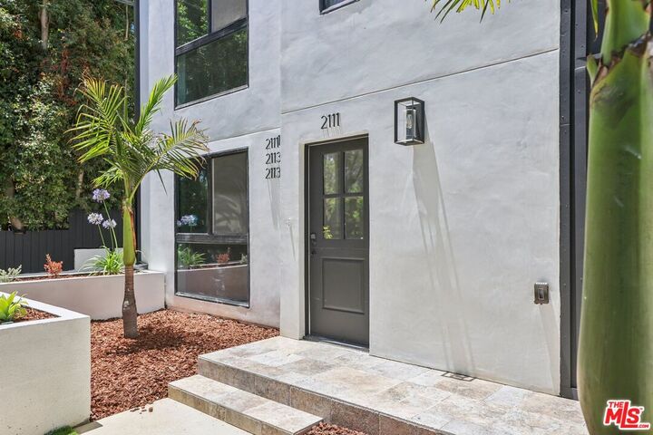 Property Photo:  2113 Holly Dr  CA 90068 