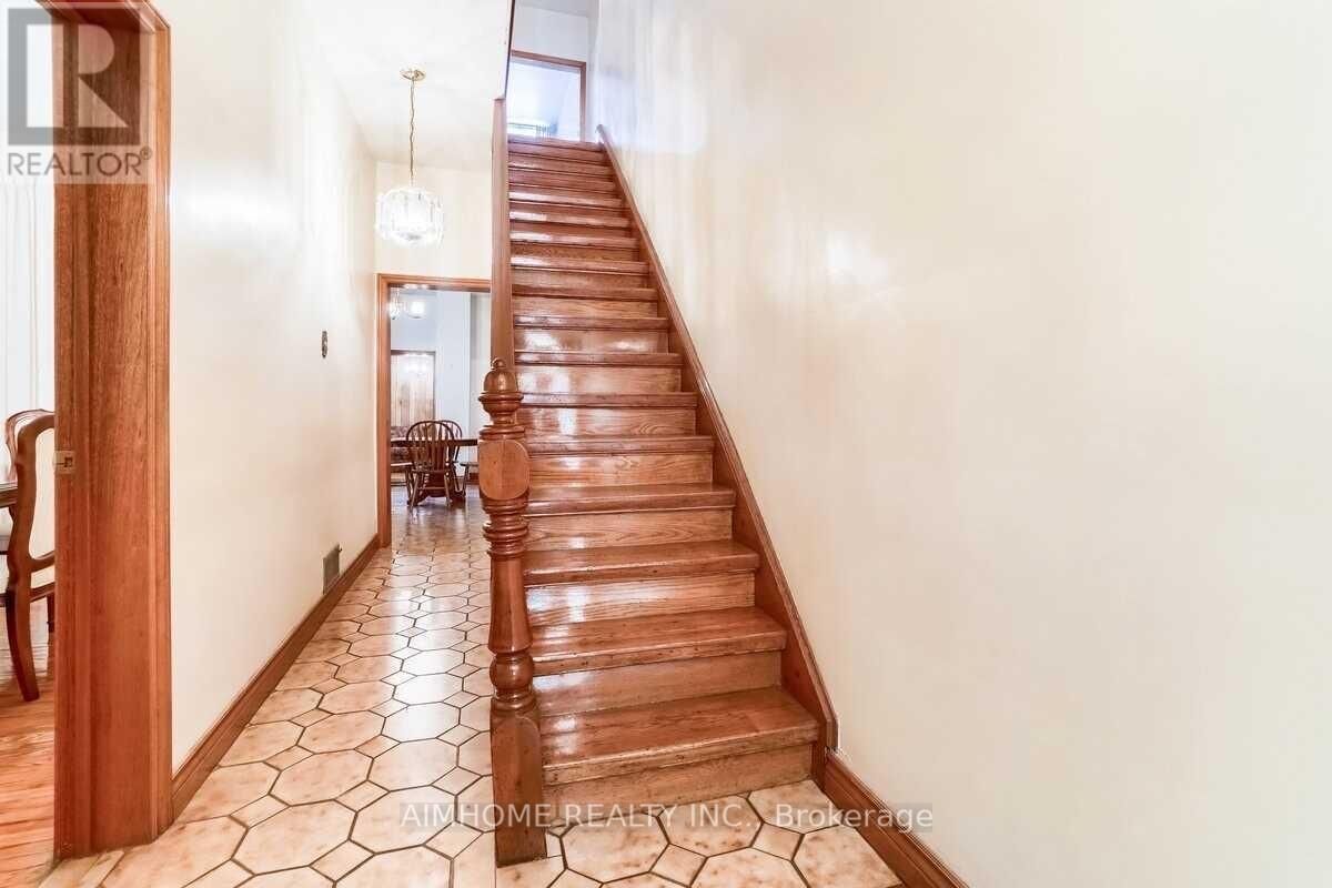 Property Photo:  44 Robinson Street 2fl One Br  ON M6J 1L2 