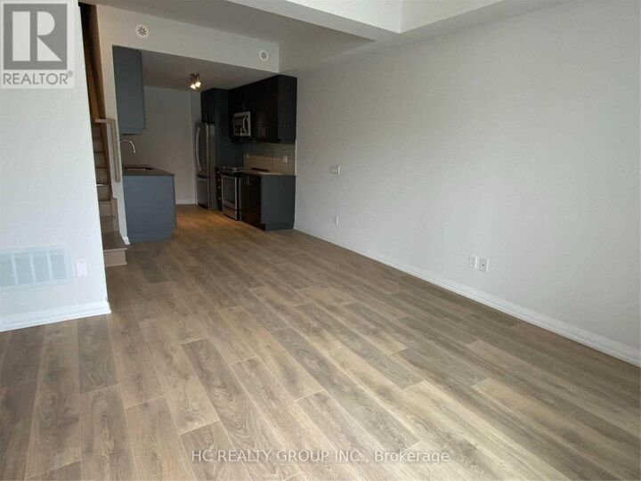Property Photo:  1010 Portage Parkway Th02  ON L4K 0K3 