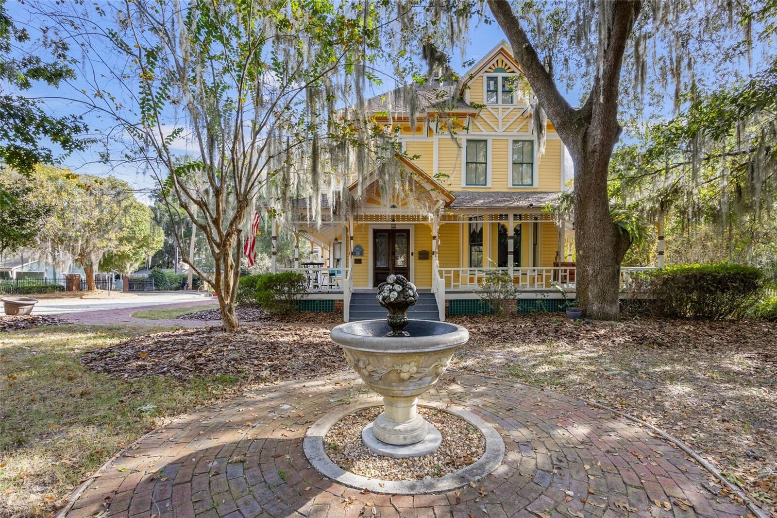 Property Photo:  221 SE 7th Street  FL 32601 