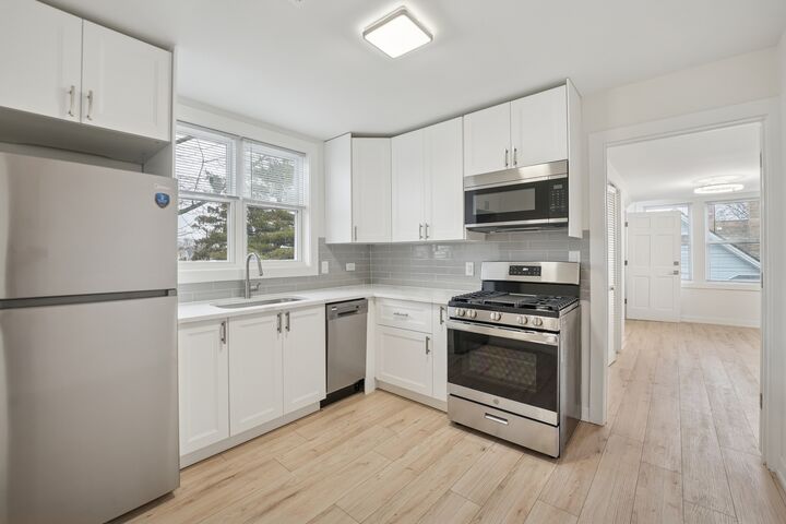 Property Photo:  4954 W Byron Street  IL 60641 