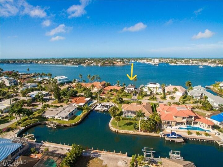 Property Photo: 1535 Dolphin Lane FL 34102