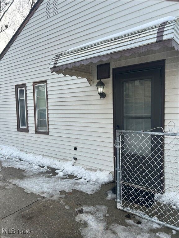 Property Photo:  172 Best Street  OH 44146 